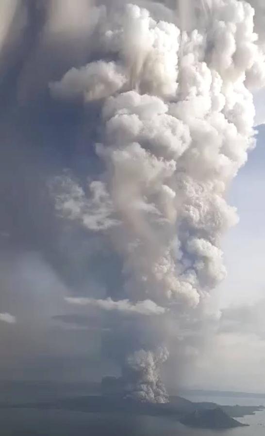 La columna de cenizas del volcán alcanzó más de 15 kilómetros de altura el domingo. 