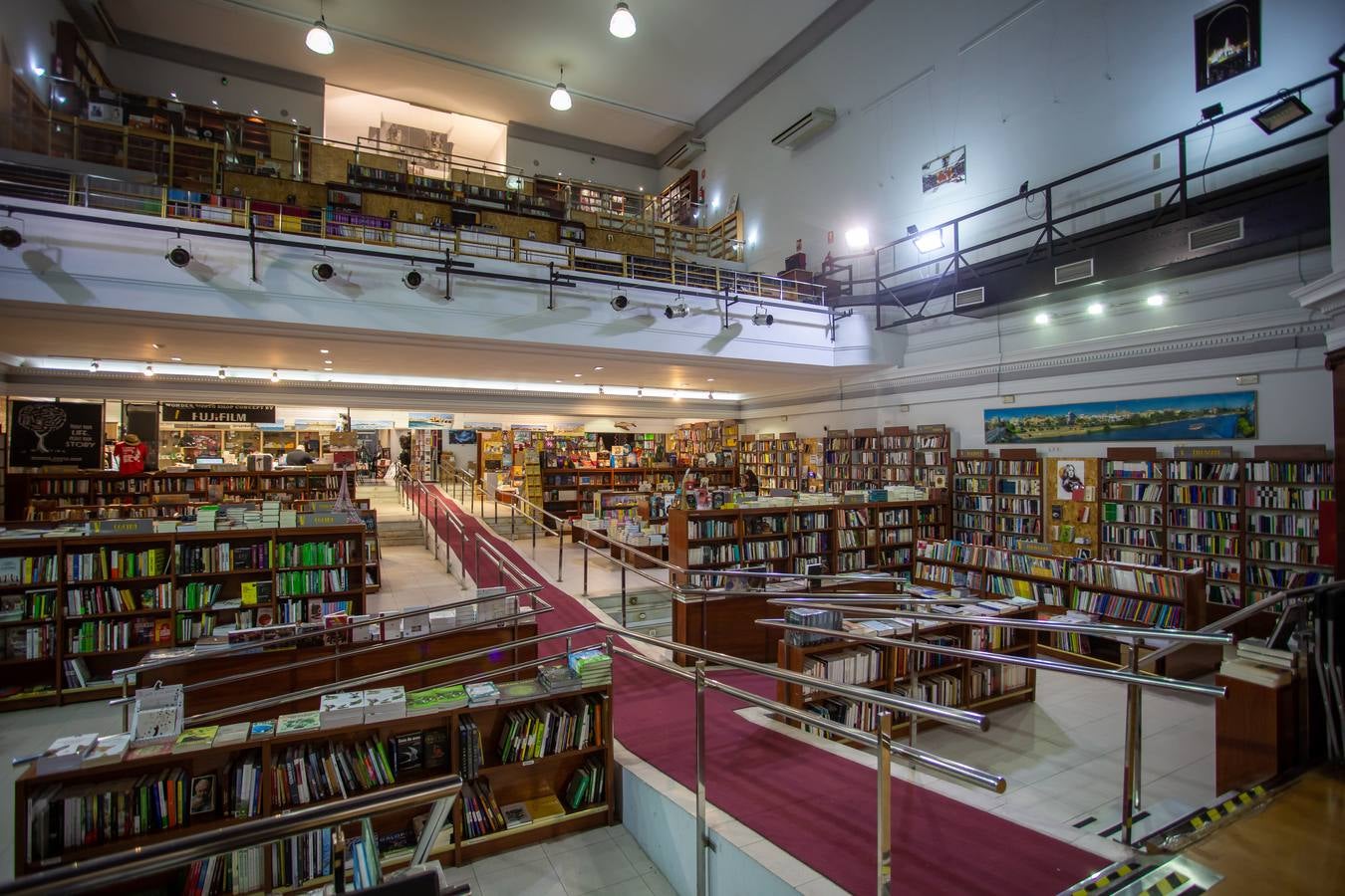 Las librerías más singulares de Sevilla, en imágenes