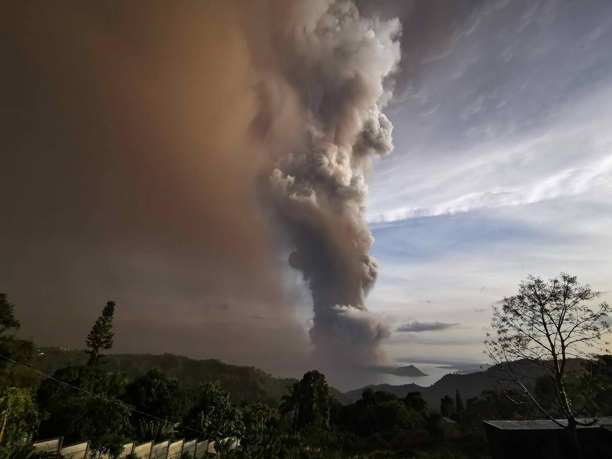 Taal es uno de los volcanes más activos de Filipinas, ubicado a 65 kilómetros al sur de Manila. 