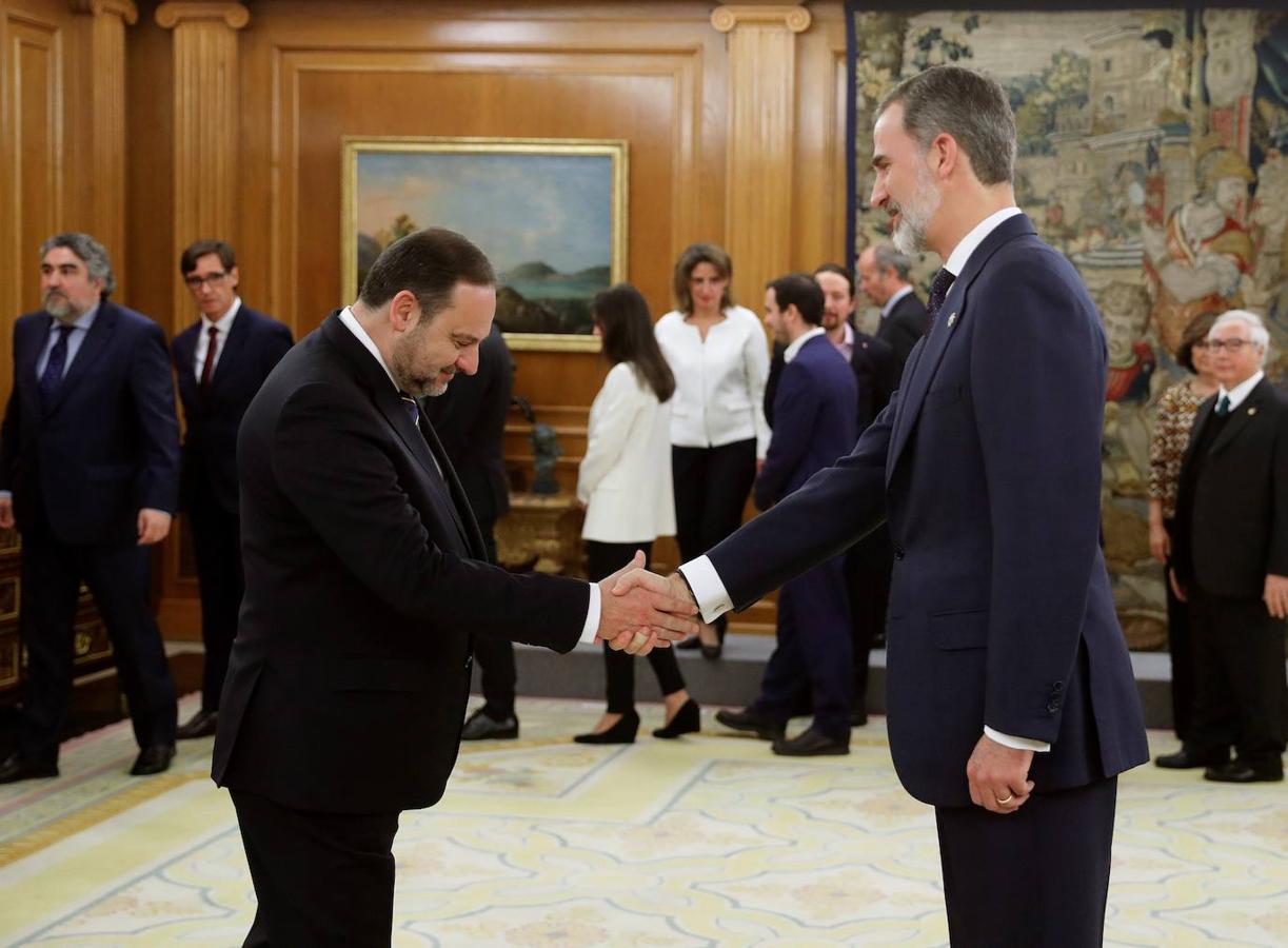 Felipe VI saluda al nuevo ministro de Transportes, Movilidad y Agenda Urbana (antes Fomento), José Luis Ábalos. 