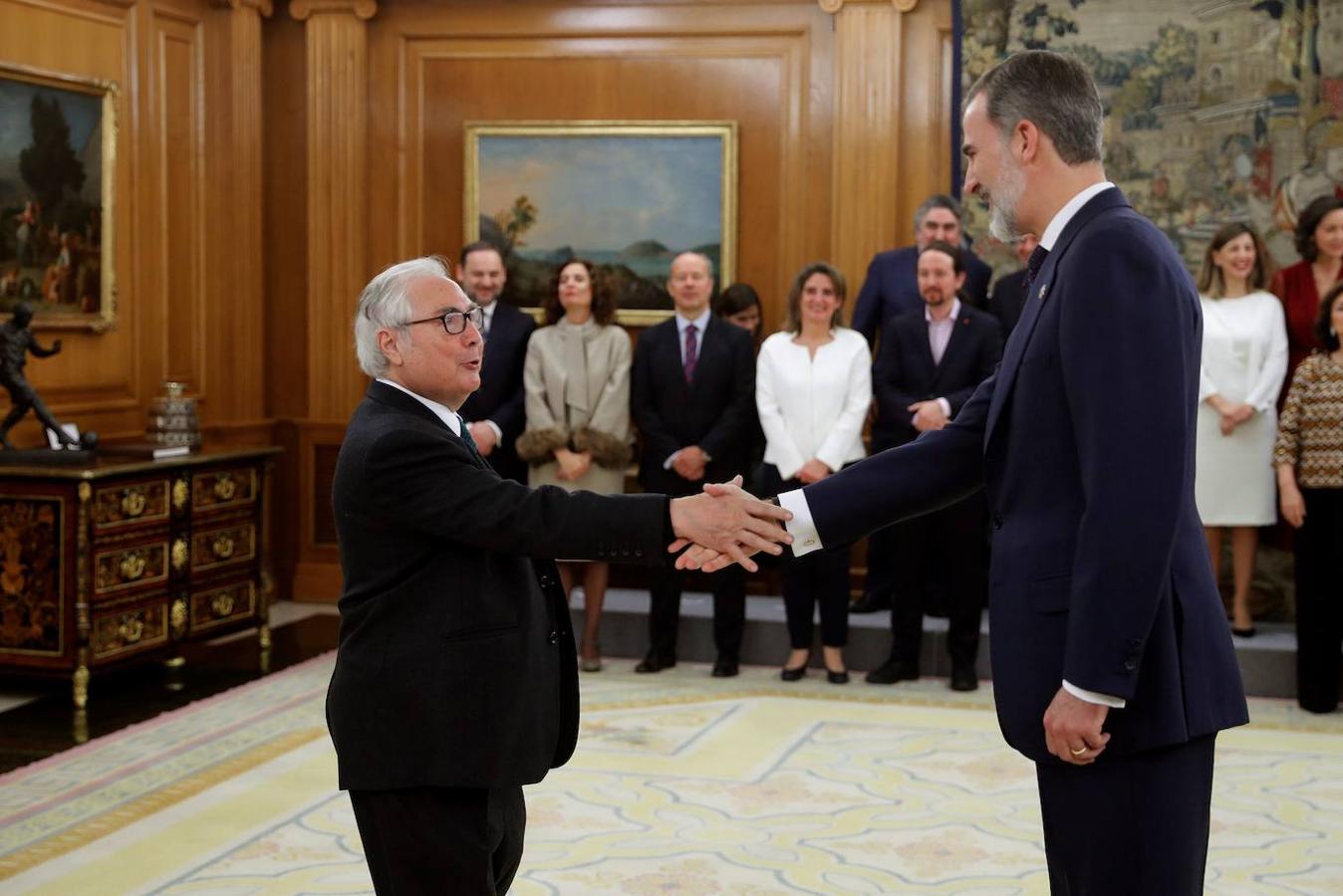 El saludo de Manuel Castells, nuevo ministro de Universidades, al Rey. 