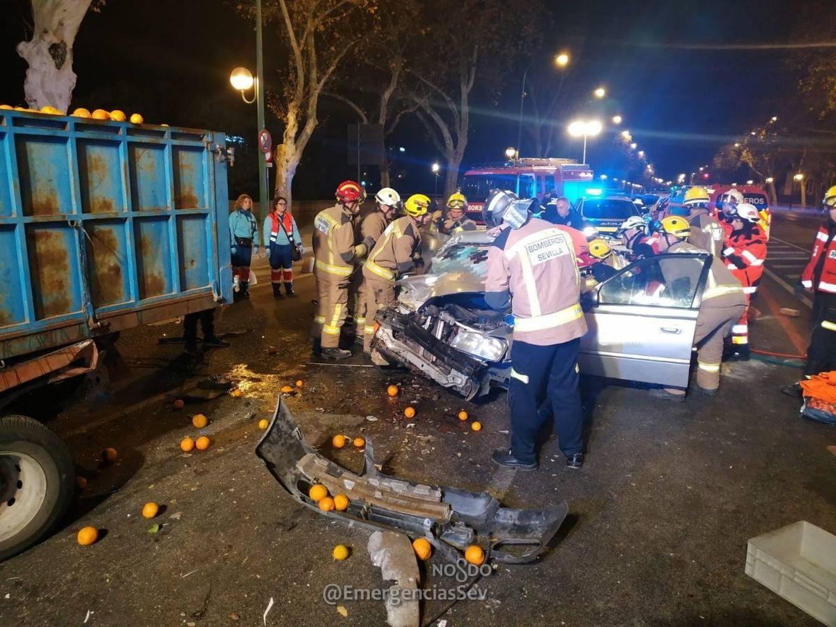 Dos jóvenes en estado crítico en un aparatoso accidente en el Paseo de las Delicias