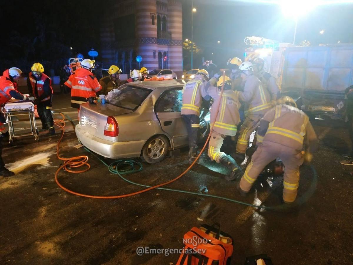 Dos jóvenes en estado crítico en un aparatoso accidente en el Paseo de las Delicias