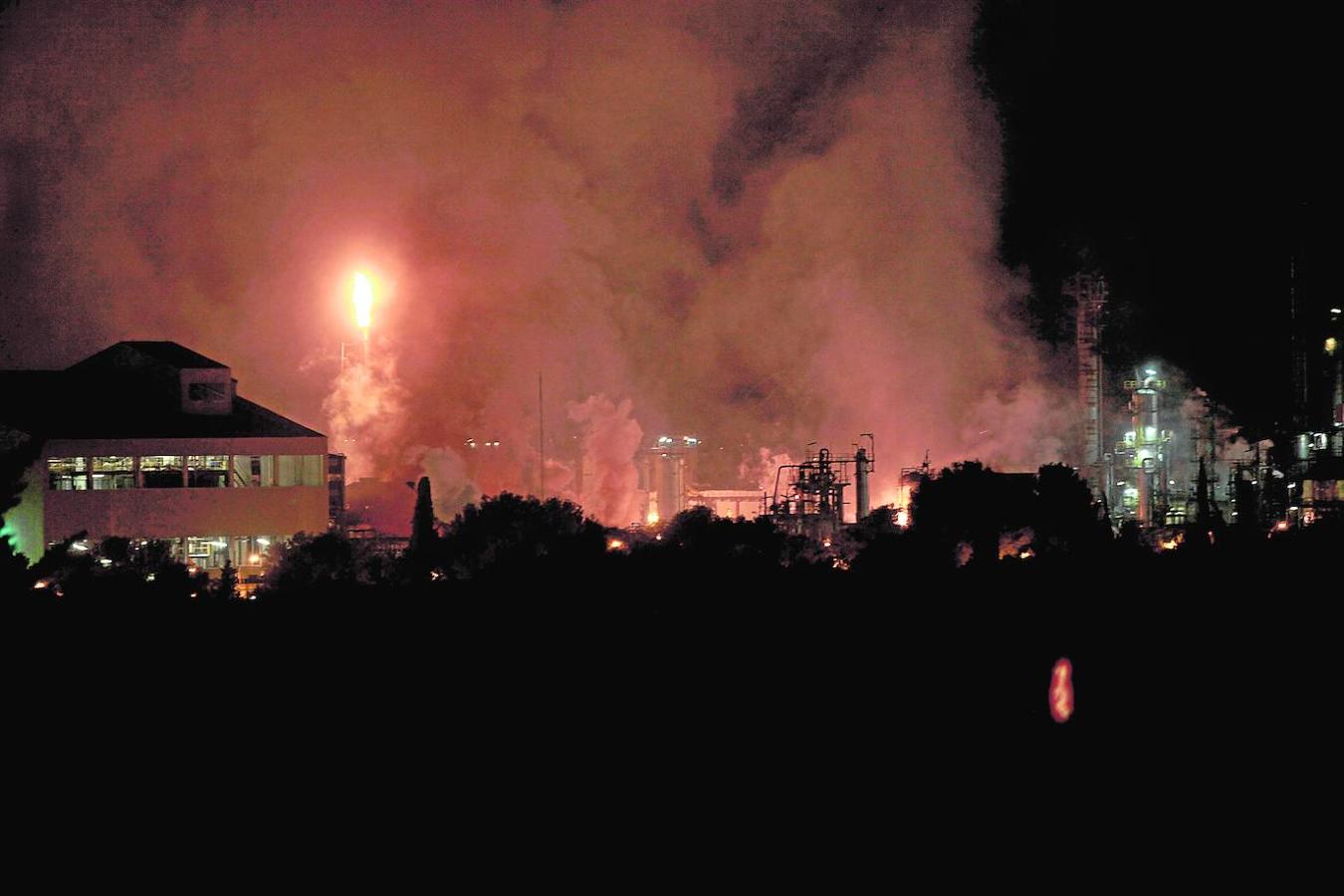 La explosión de la petroquímica de Tarragona, en imágenes