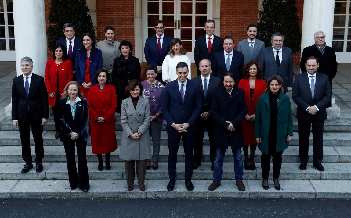 Foto de familia del primer Consejo de Ministros del Gobierno de coalición de Sánchez. 