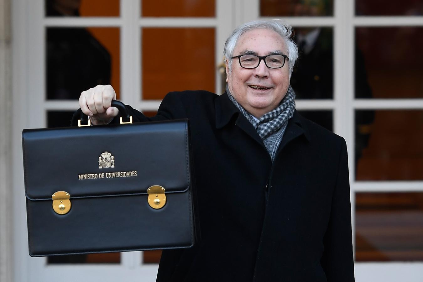 El ministro de Universidades, Manuel Castells, llega al Palacio de la Moncloa. 