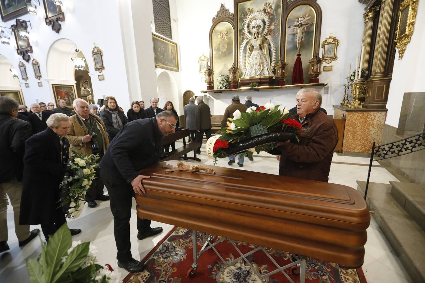 La Misa por el descanso de José Luis Navarro, en imágenes