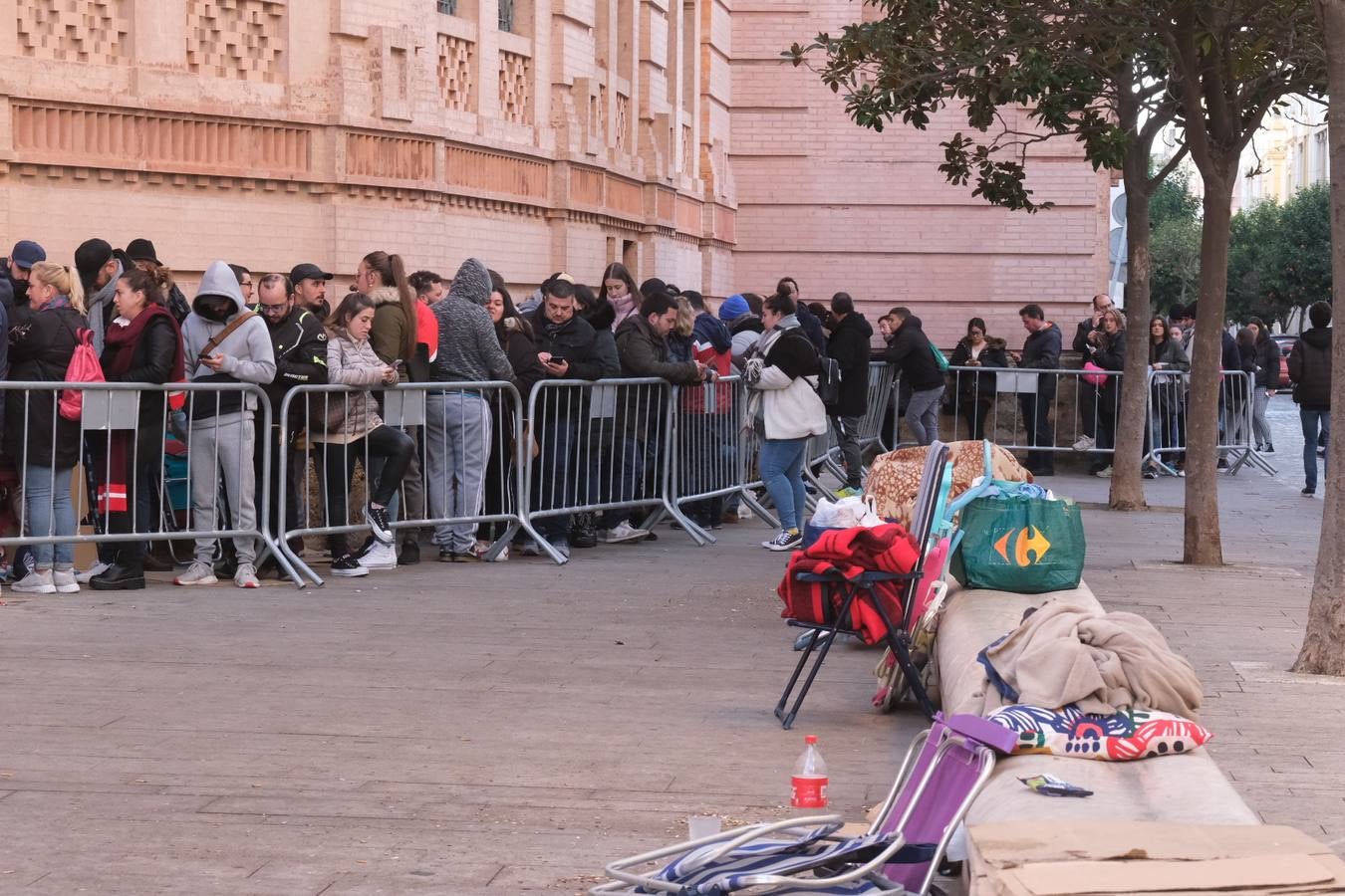 EN FOTOS: Largas colas en el Falla para conseguir una entrada del Concurso de Agrupaciones