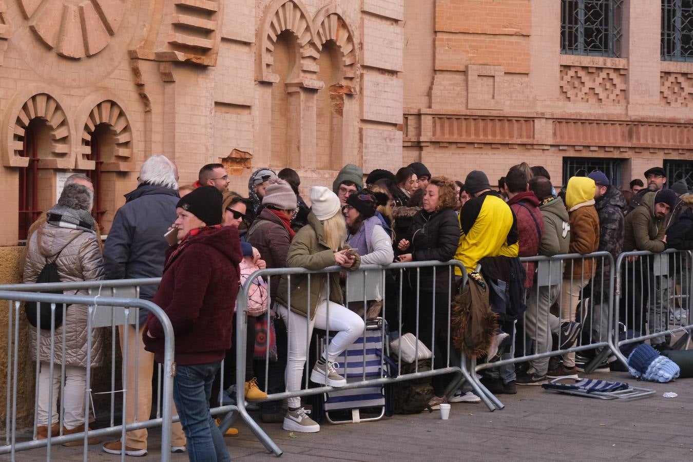 EN FOTOS: Largas colas en el Falla para conseguir una entrada del Concurso de Agrupaciones