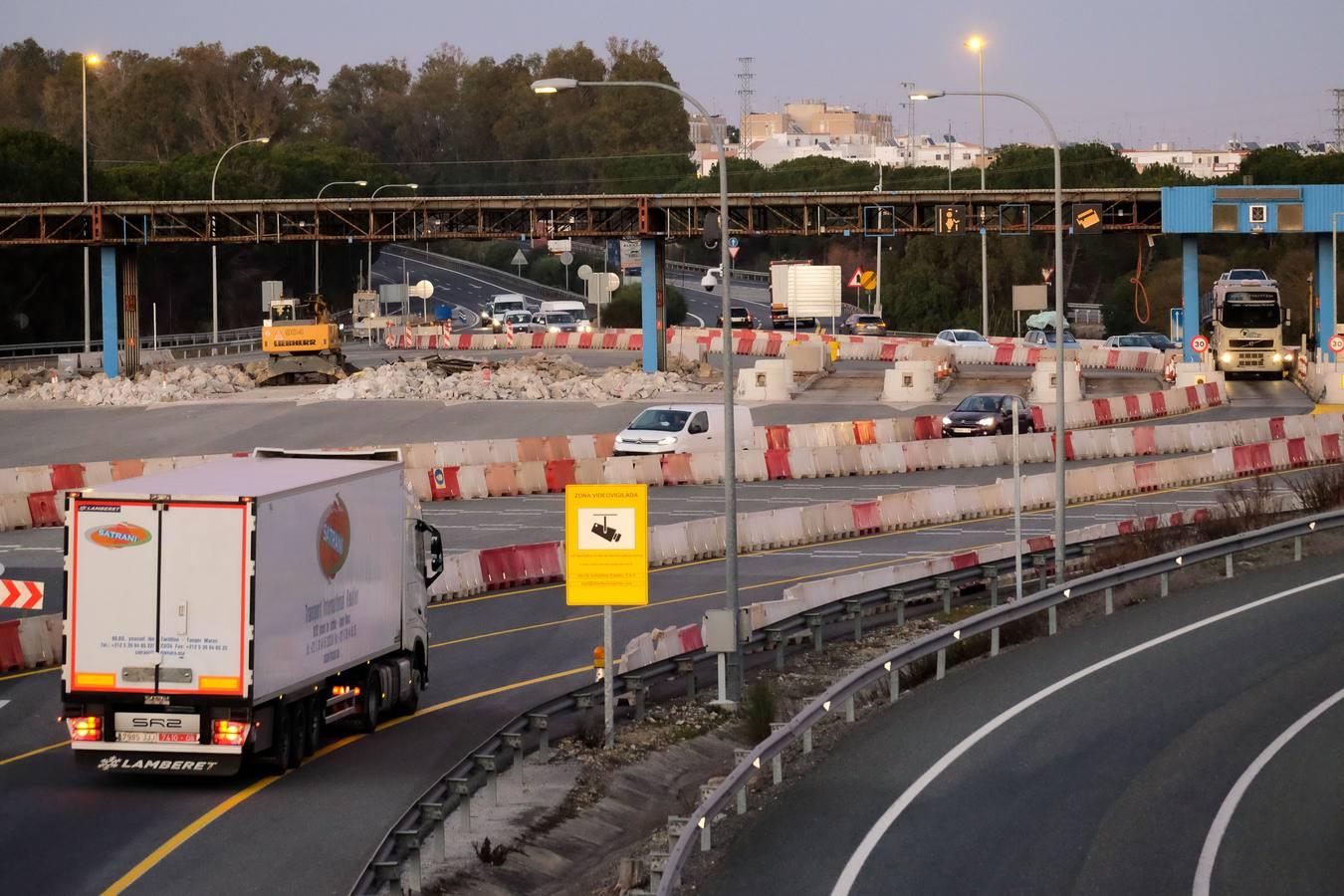 FOTOS: Derribo de los últimos vestigios del peaje de la autopista Sevilla - Cádiz