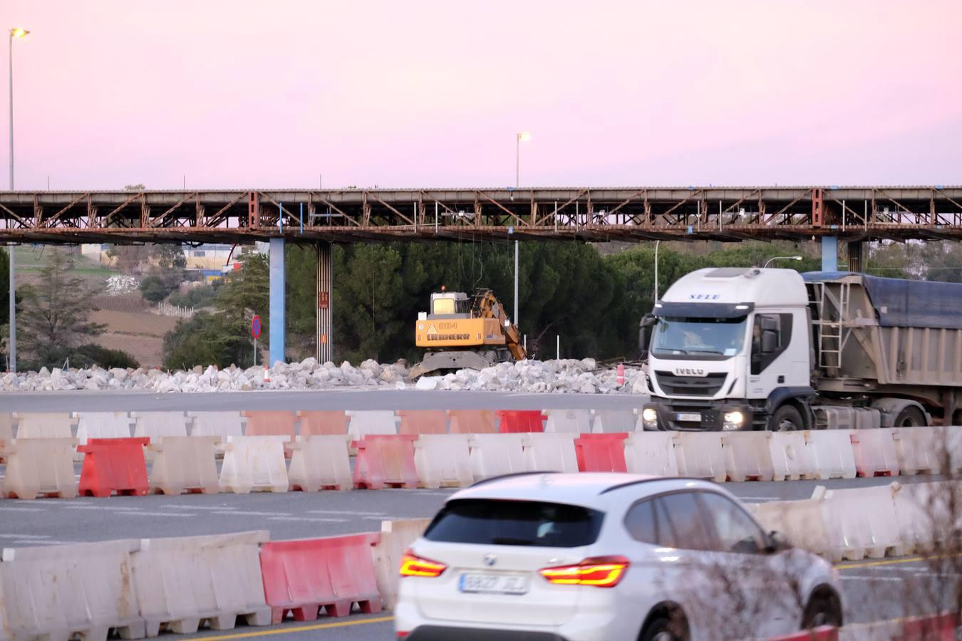 FOTOS: Derribo de los últimos vestigios del peaje de la autopista Sevilla - Cádiz