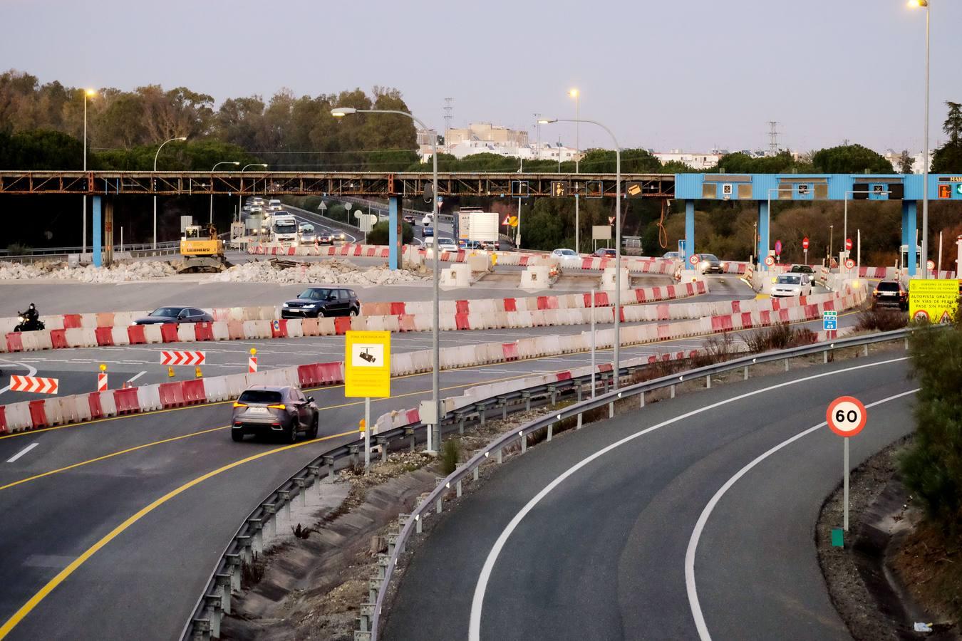 FOTOS: Derribo de los últimos vestigios del peaje de la autopista Sevilla - Cádiz