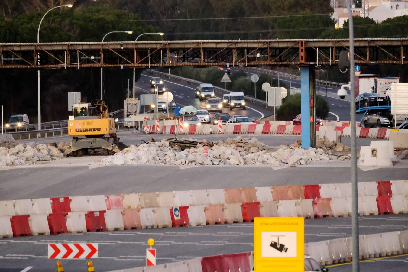 FOTOS: Derribo de los últimos vestigios del peaje de la autopista Sevilla - Cádiz