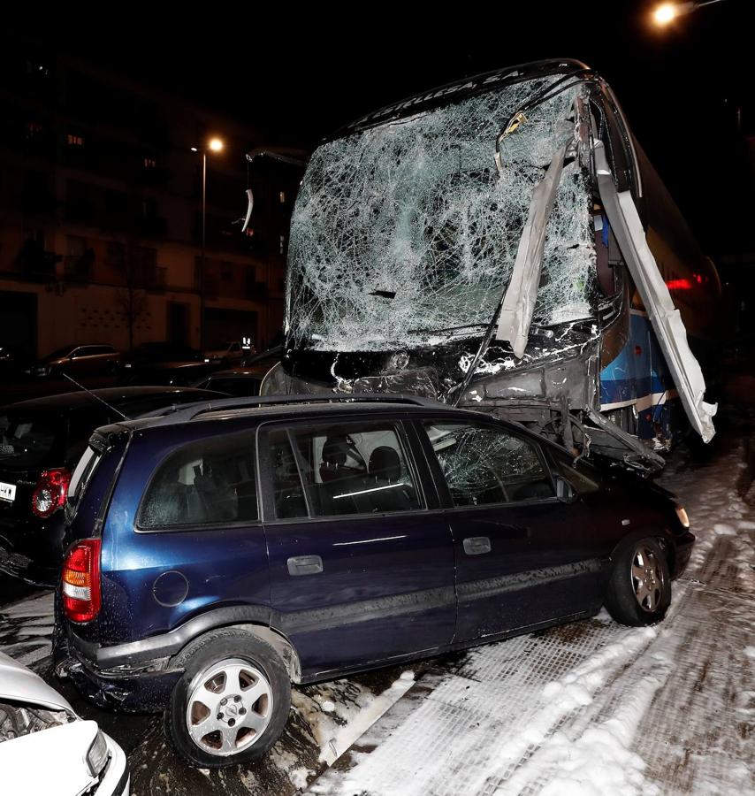 El brutal accidente en Estella: un autocar choca con una gasolinera y arrolla 15 turismos