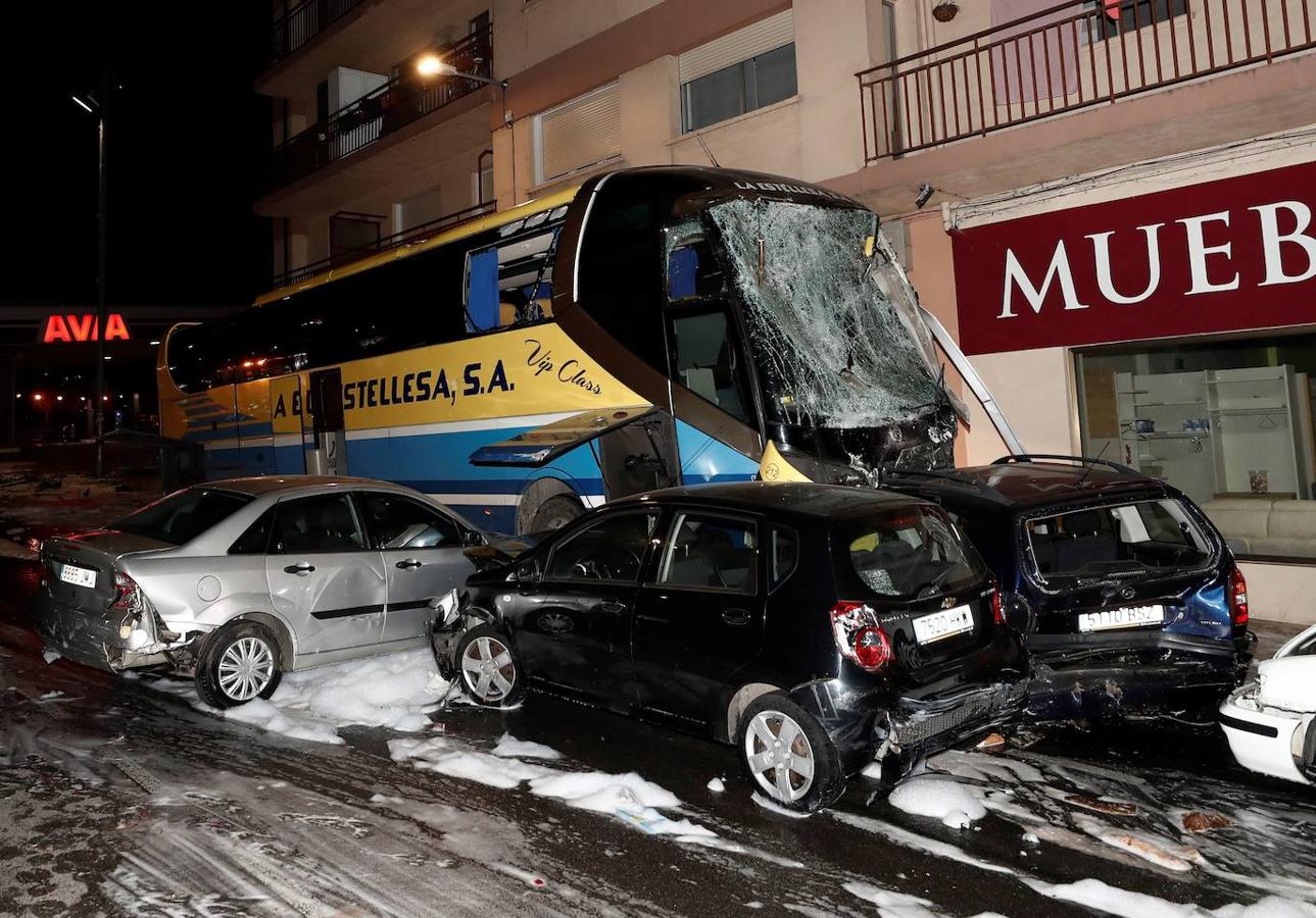 El brutal accidente en Estella: un autocar choca con una gasolinera y arrolla 15 turismos