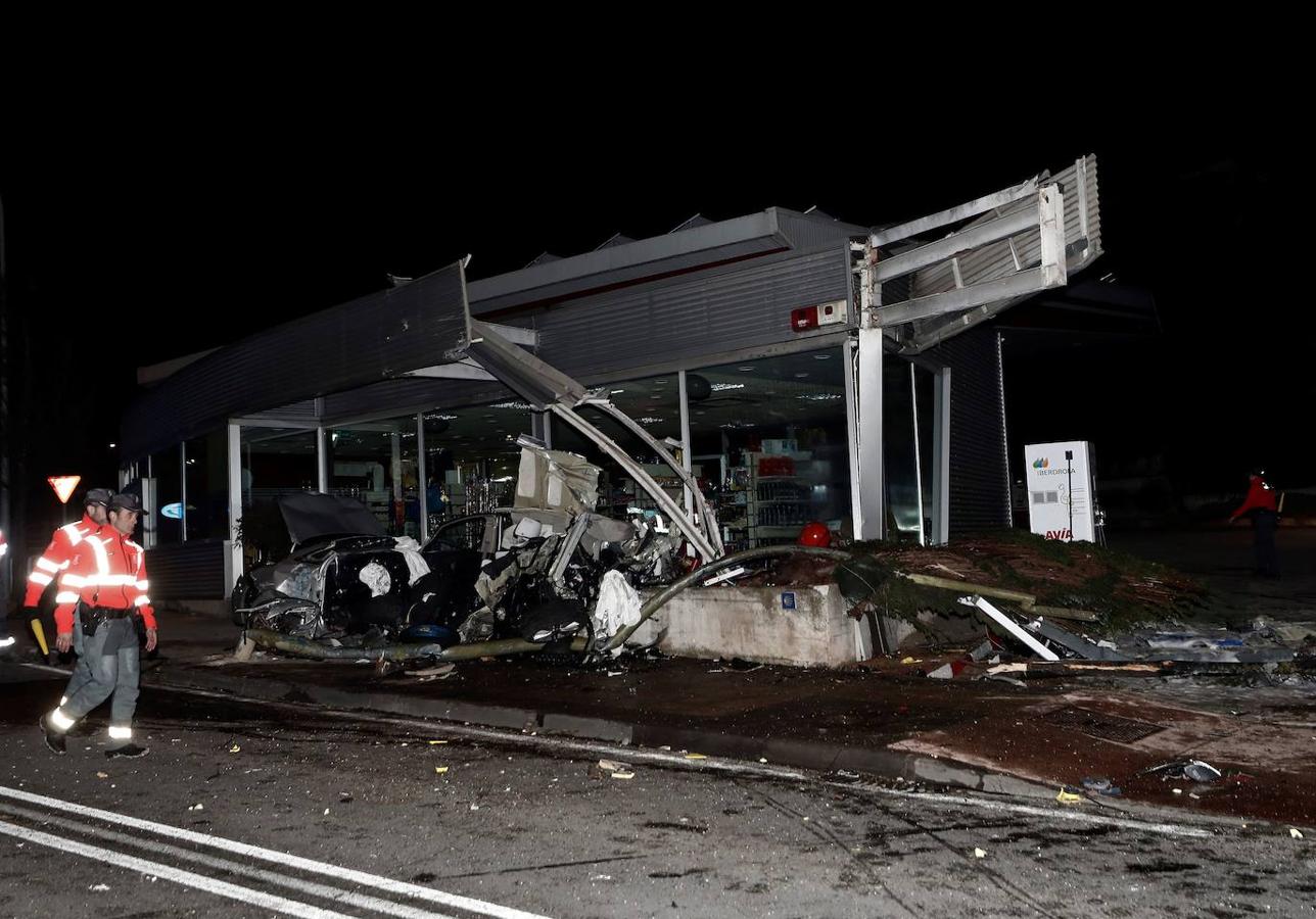 El brutal accidente en Estella: un autocar choca con una gasolinera y arrolla 15 turismos