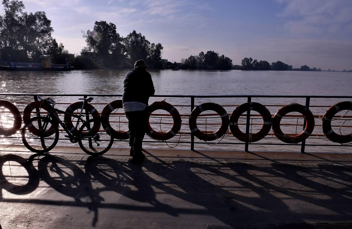 Cruzando el Guadalquivir en la barcaza de Coria