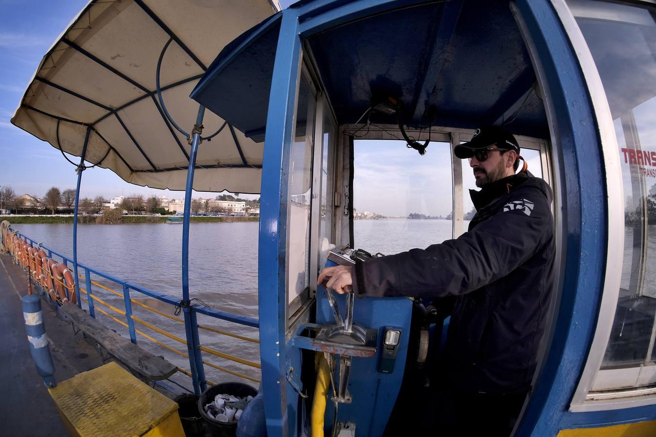 Cruzando el Guadalquivir en la barcaza de Coria