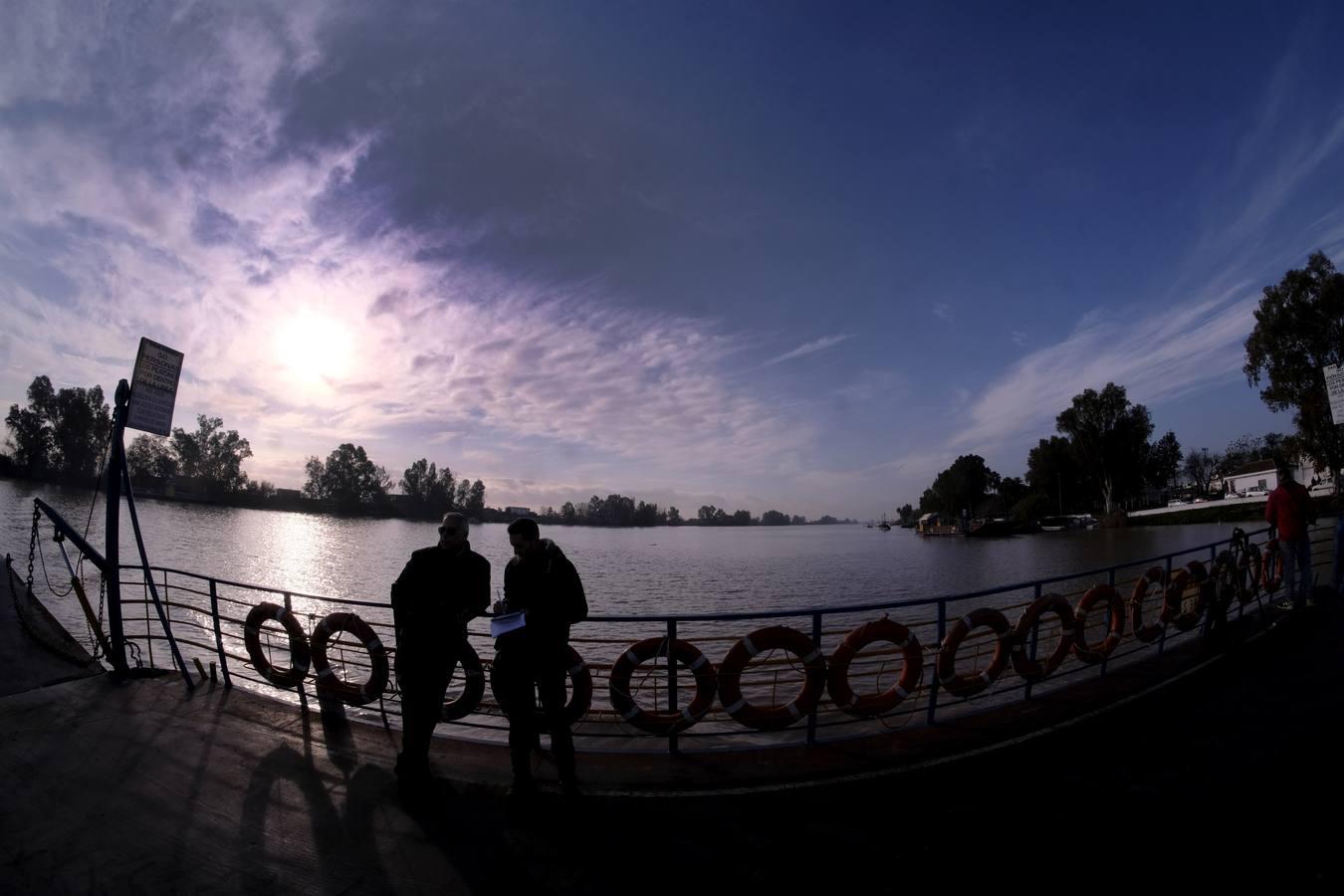 Cruzando el Guadalquivir en la barcaza de Coria