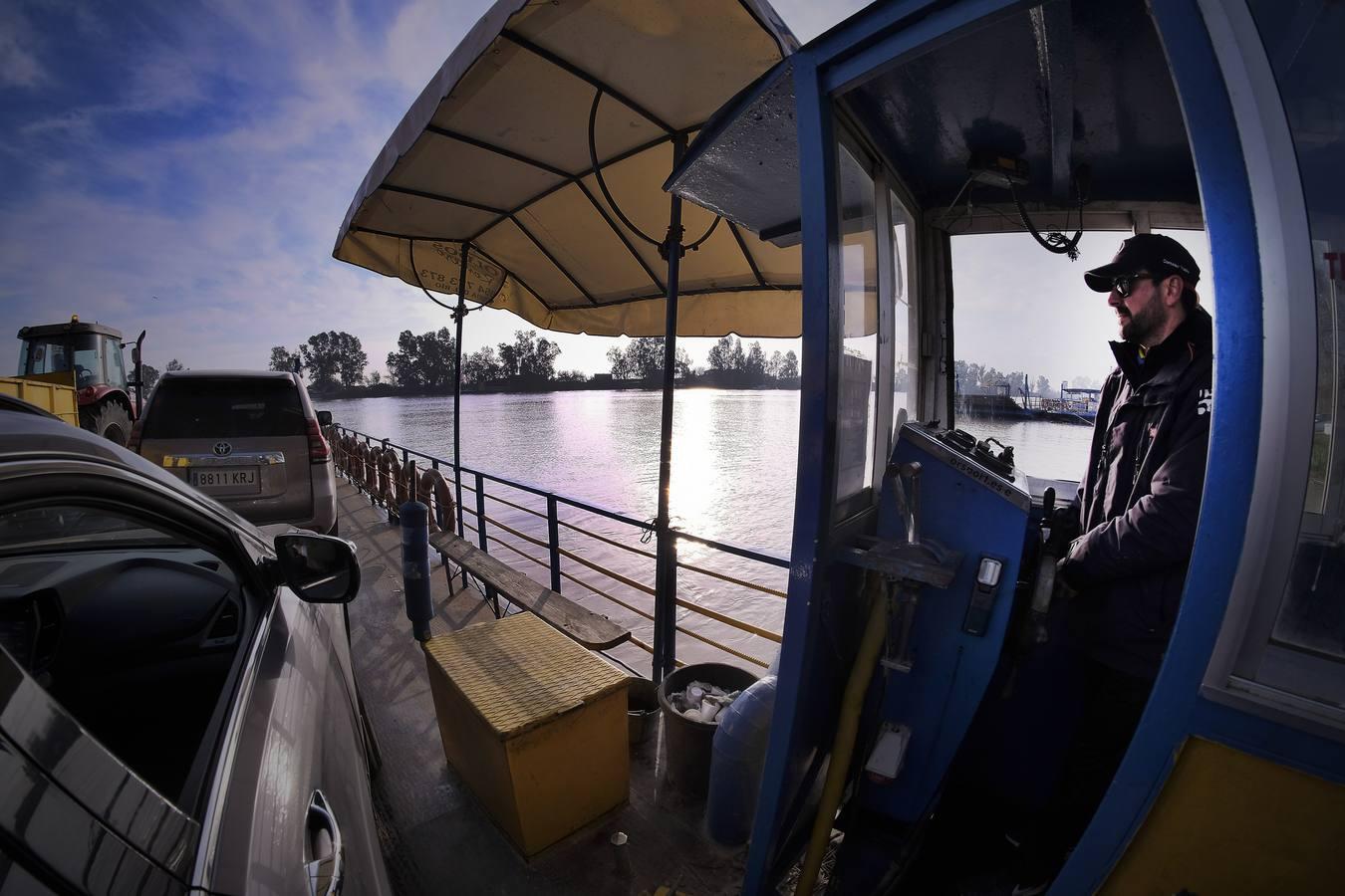 Cruzando el Guadalquivir en la barcaza de Coria