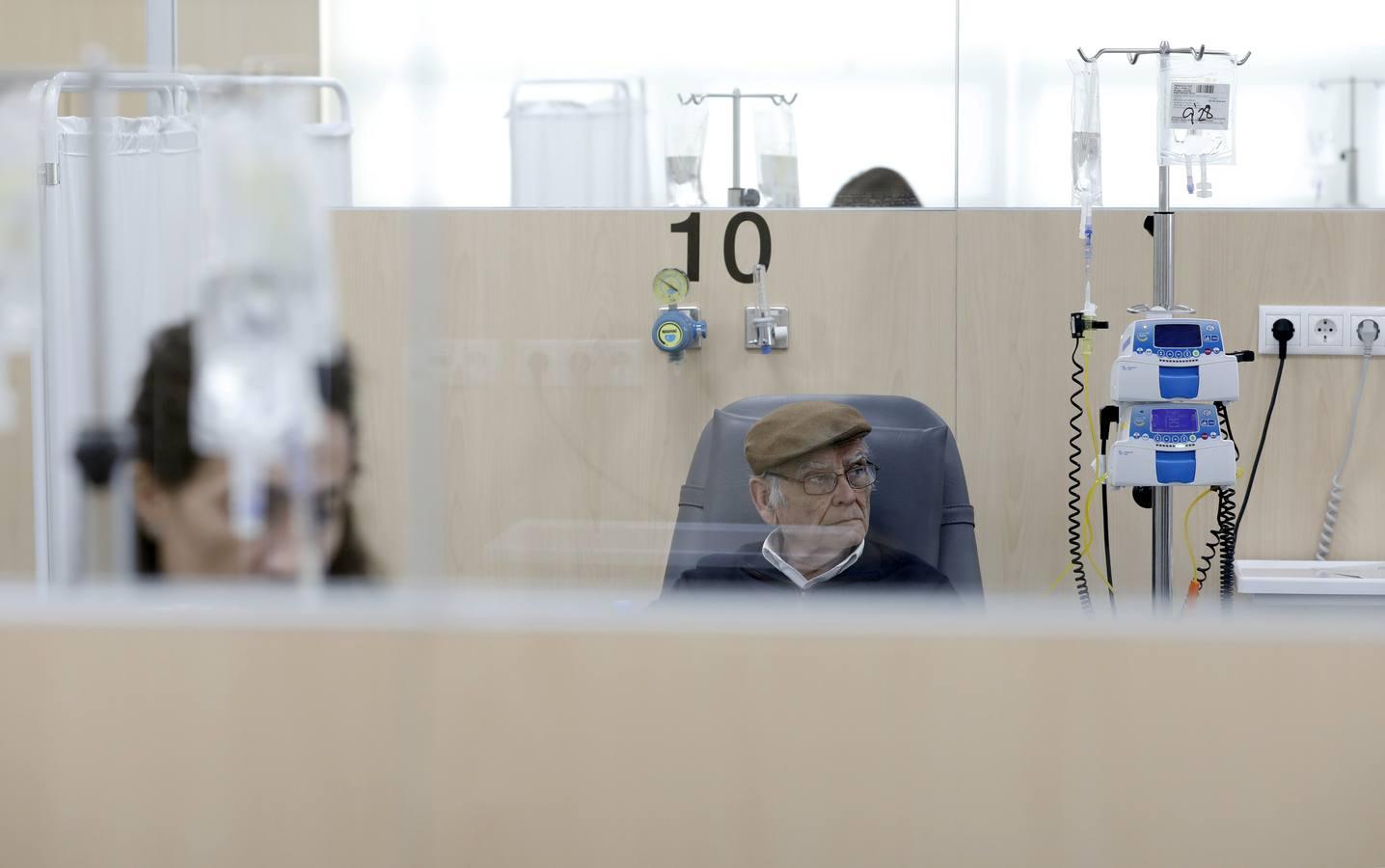 Una mañana en el Hospital de Día de Oncología de Córdoba, en imágenes