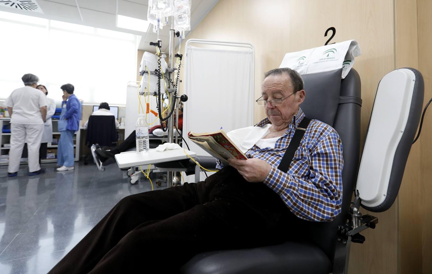 Una mañana en el Hospital de Día de Oncología de Córdoba, en imágenes