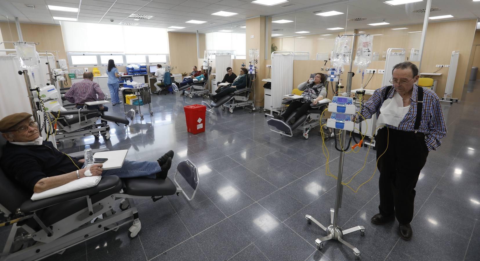 Una mañana en el Hospital de Día de Oncología de Córdoba, en imágenes