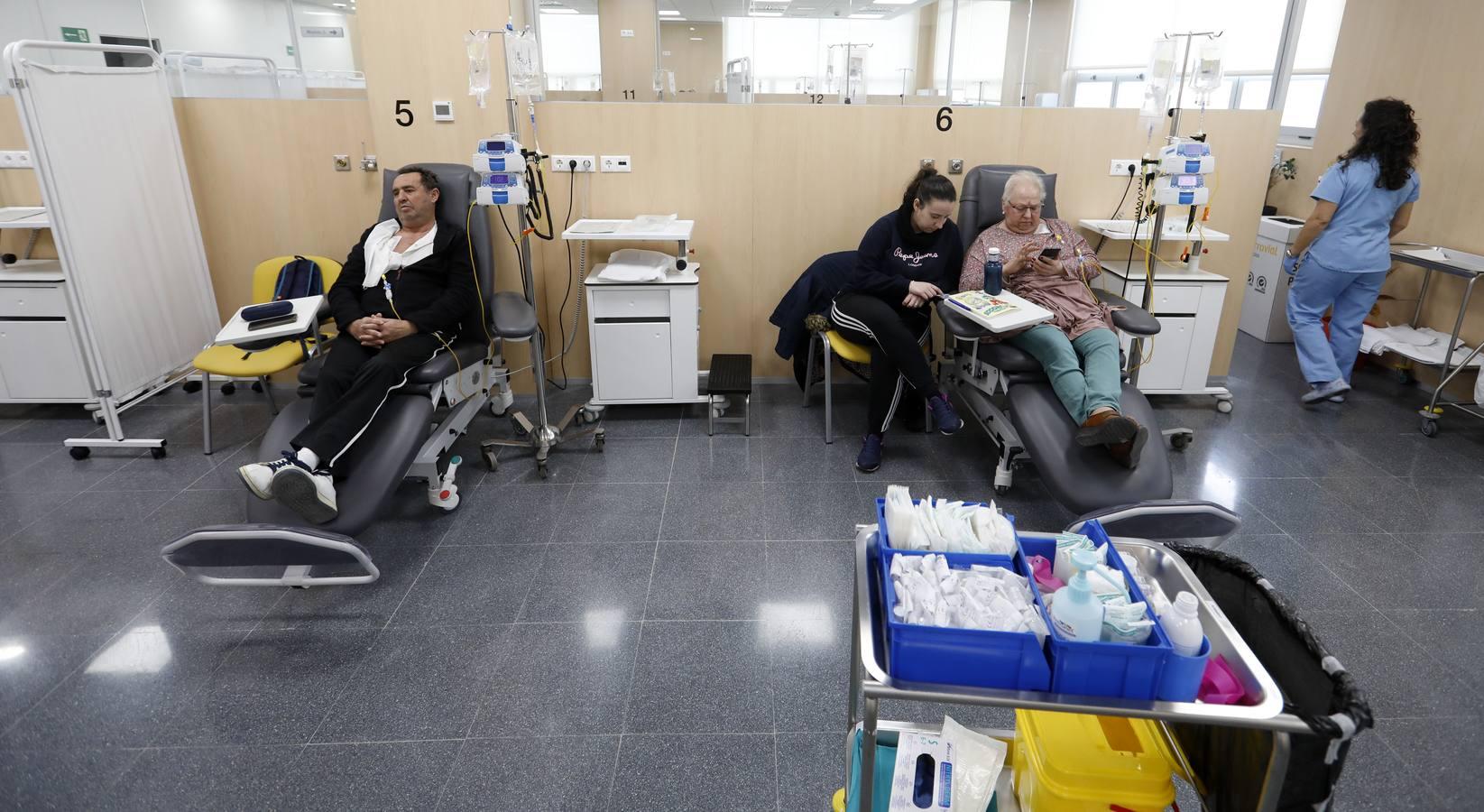 Una mañana en el Hospital de Día de Oncología de Córdoba, en imágenes