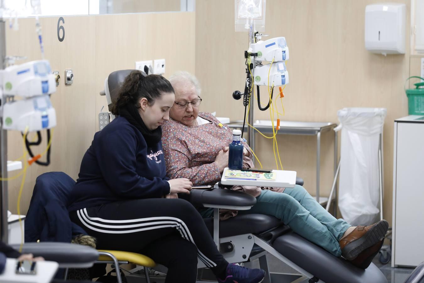 Una mañana en el Hospital de Día de Oncología de Córdoba, en imágenes