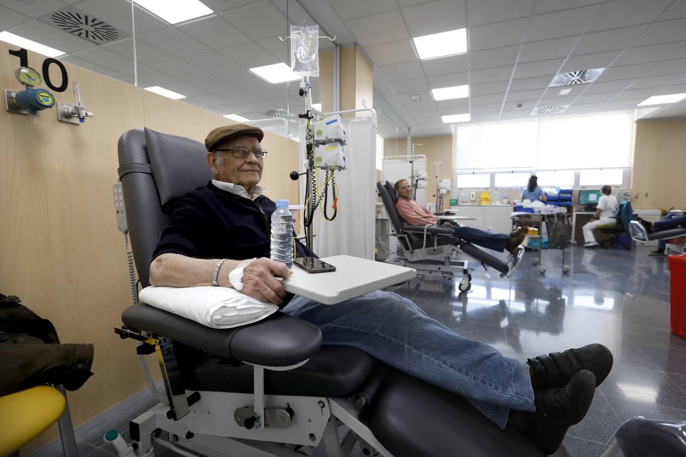 Una mañana en el Hospital de Día de Oncología de Córdoba, en imágenes