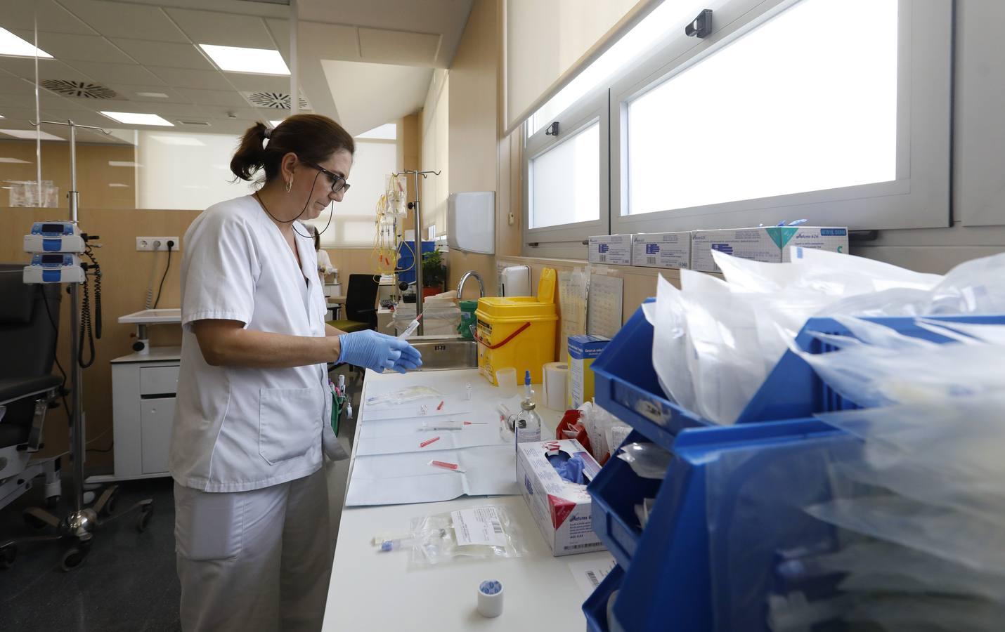 Una mañana en el Hospital de Día de Oncología de Córdoba, en imágenes