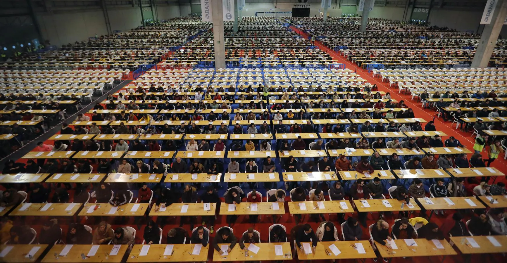 Más de 9.700 personas participan en el examen para una de las 169 plazas que oferta Correos en Galicia, este domingo, en Silleda, Pontevedra.. 