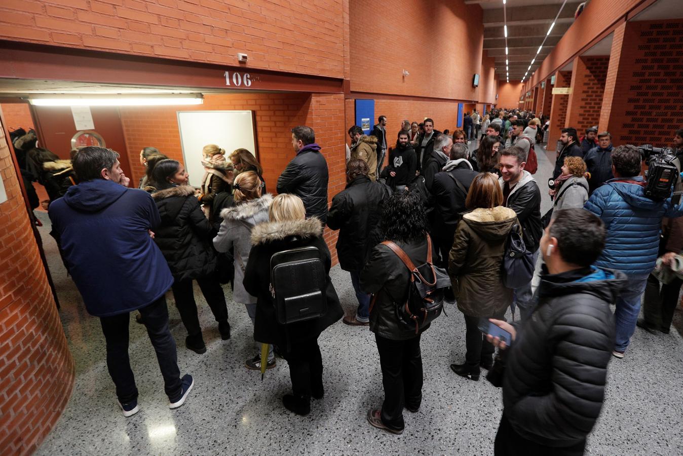 Opositores a Correos esperan para realizar las pruebas en la Universidad de Valencia.. 