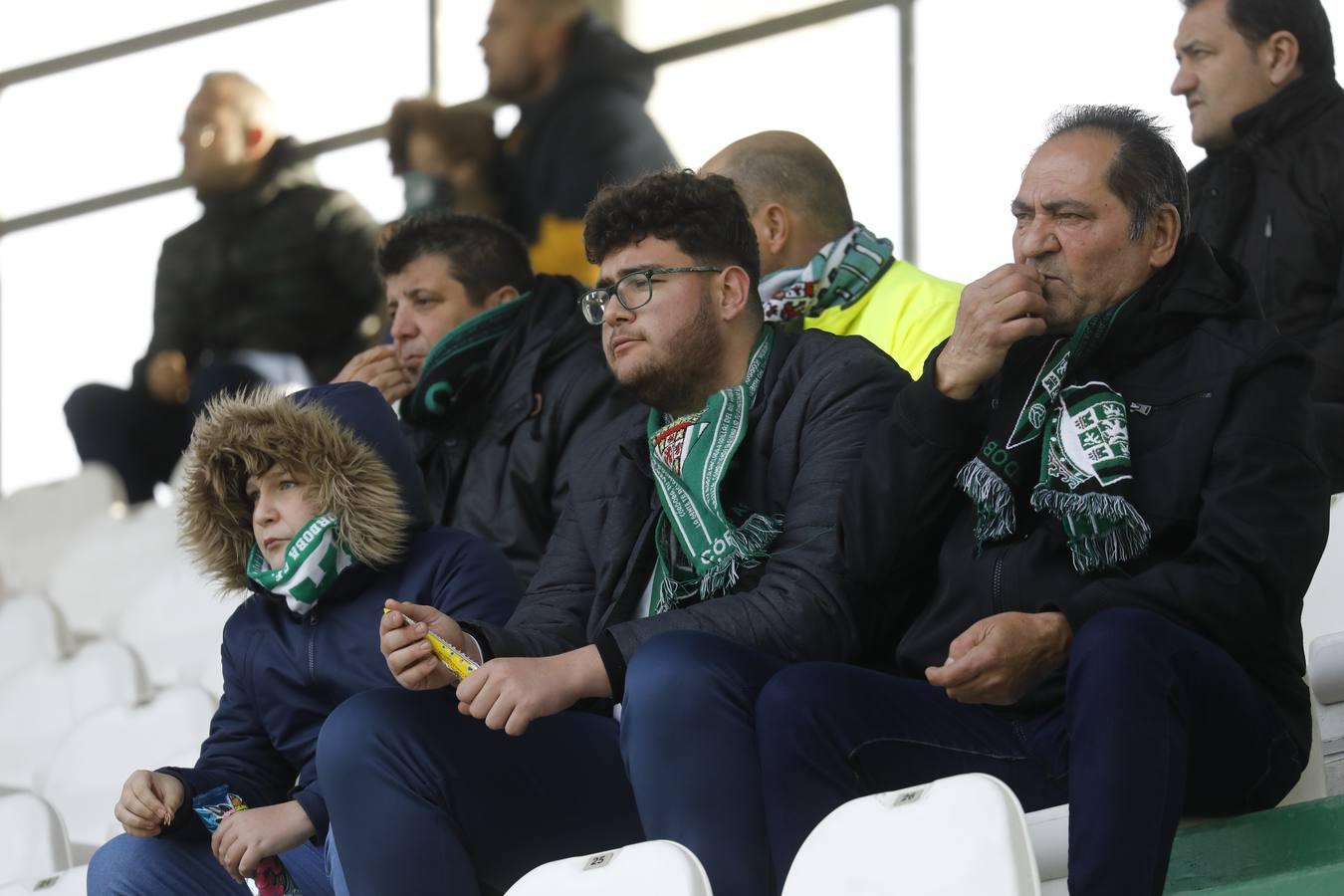 El ambiente en las gradas del Córdoba CF-Villarrubia, en imágenes