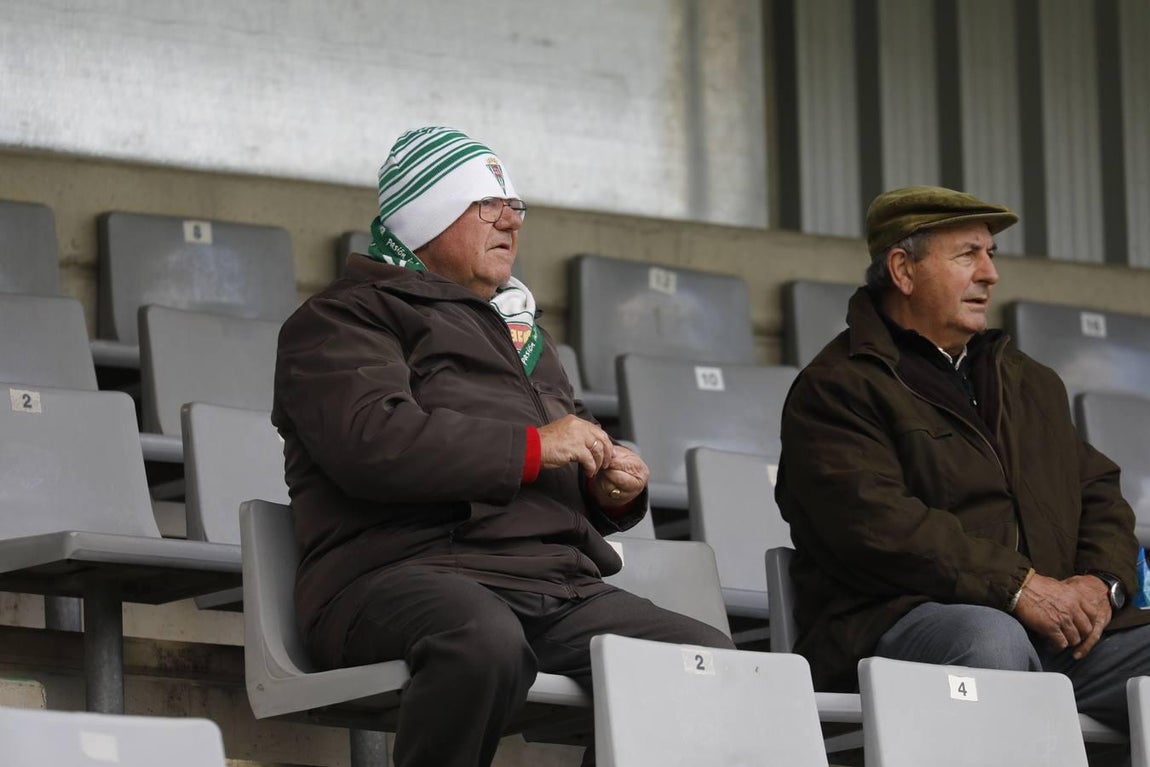 El ambiente en las gradas del Córdoba CF-Villarrubia, en imágenes