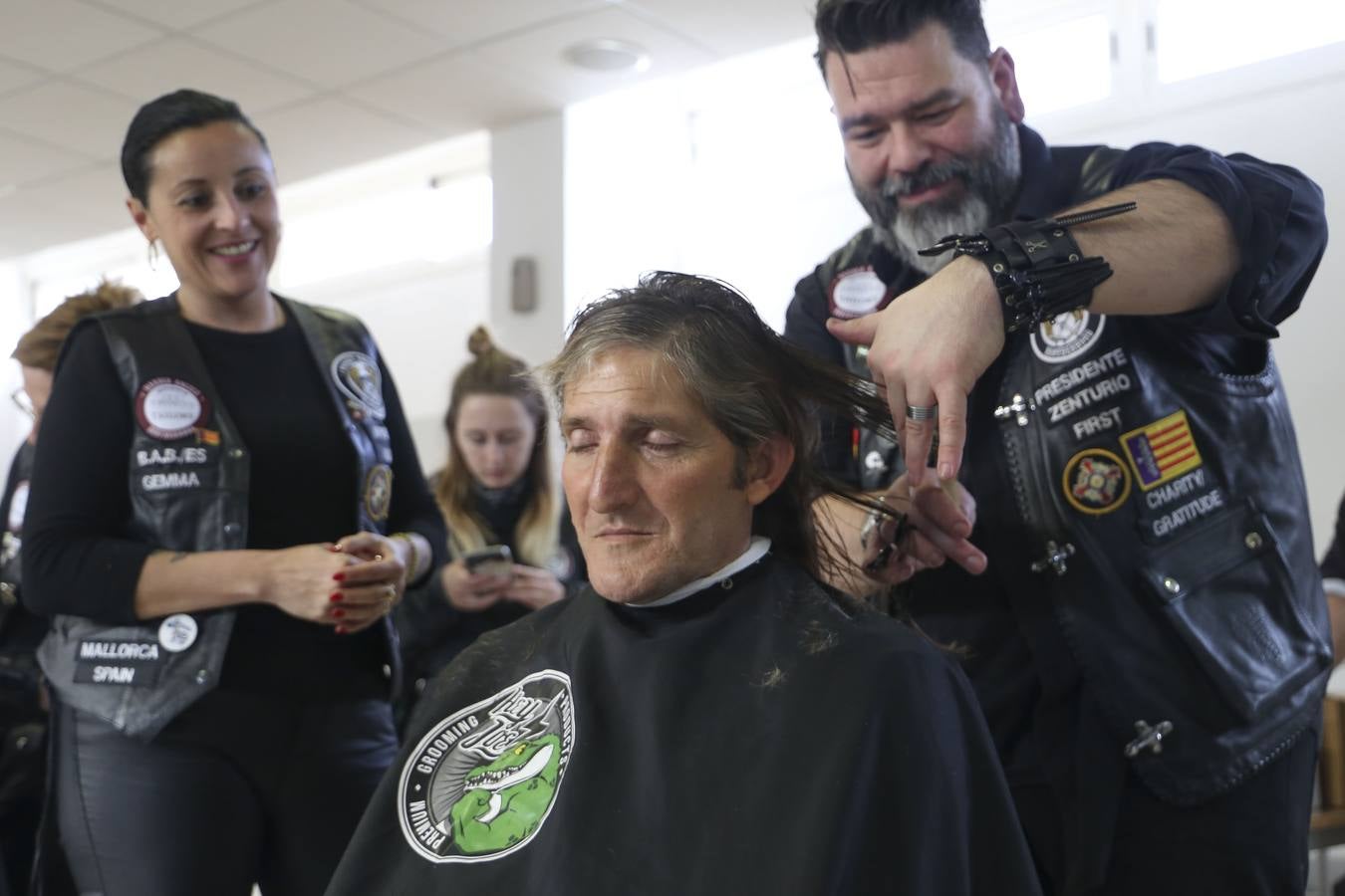 Cortes de pelo solidario en el centro de acogida municipal