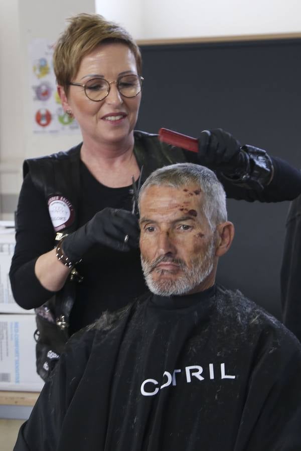 Cortes de pelo solidario en el centro de acogida municipal