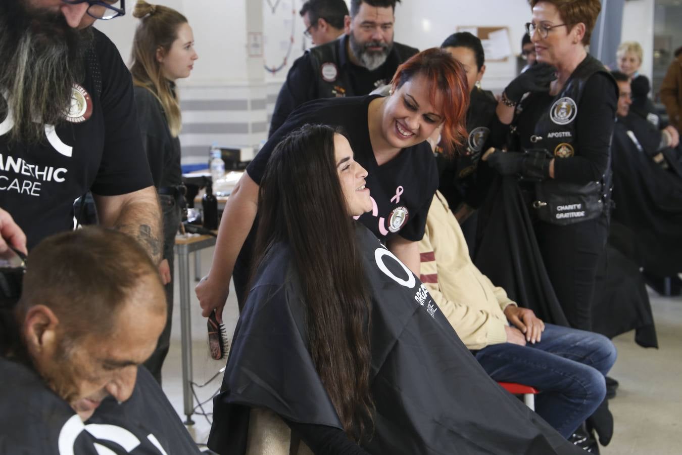 Cortes de pelo solidario en el centro de acogida municipal