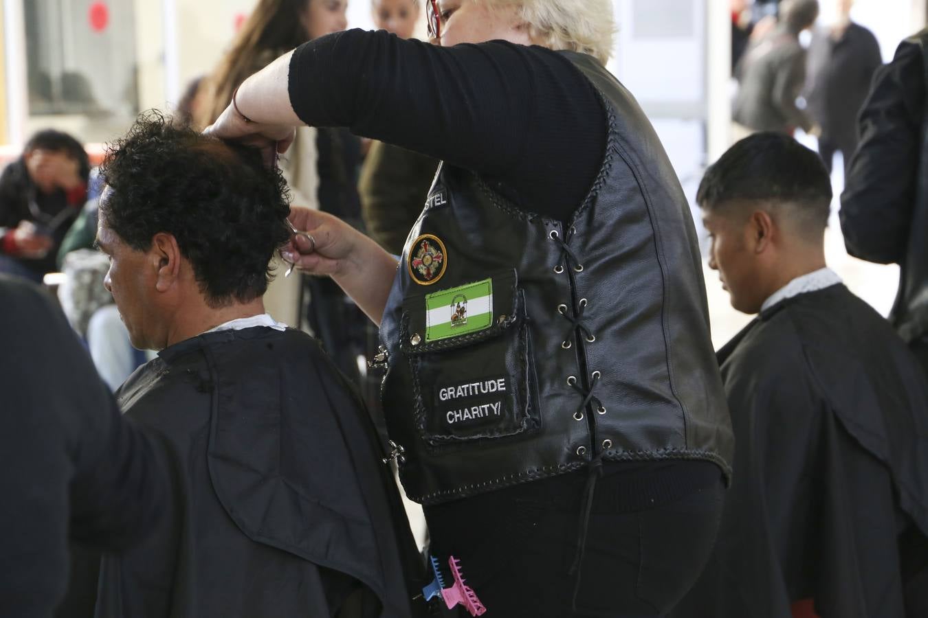 Cortes de pelo solidario en el centro de acogida municipal