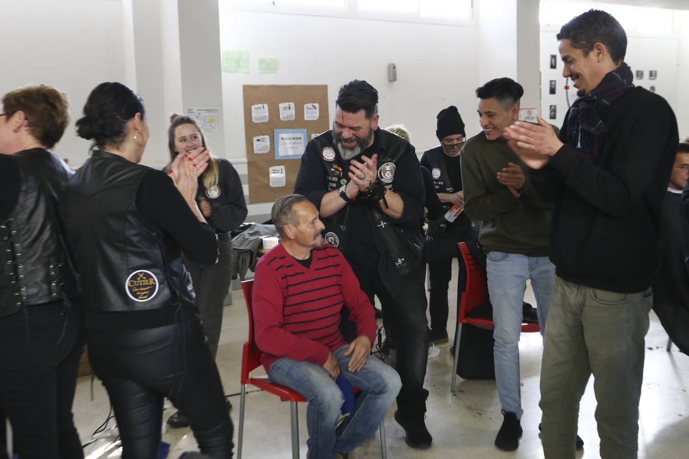 Cortes de pelo solidario en el centro de acogida municipal