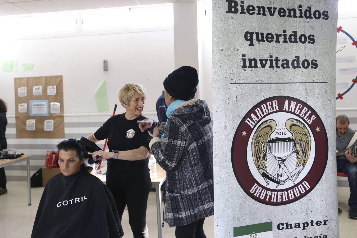 Cortes de pelo solidario en el centro de acogida municipal