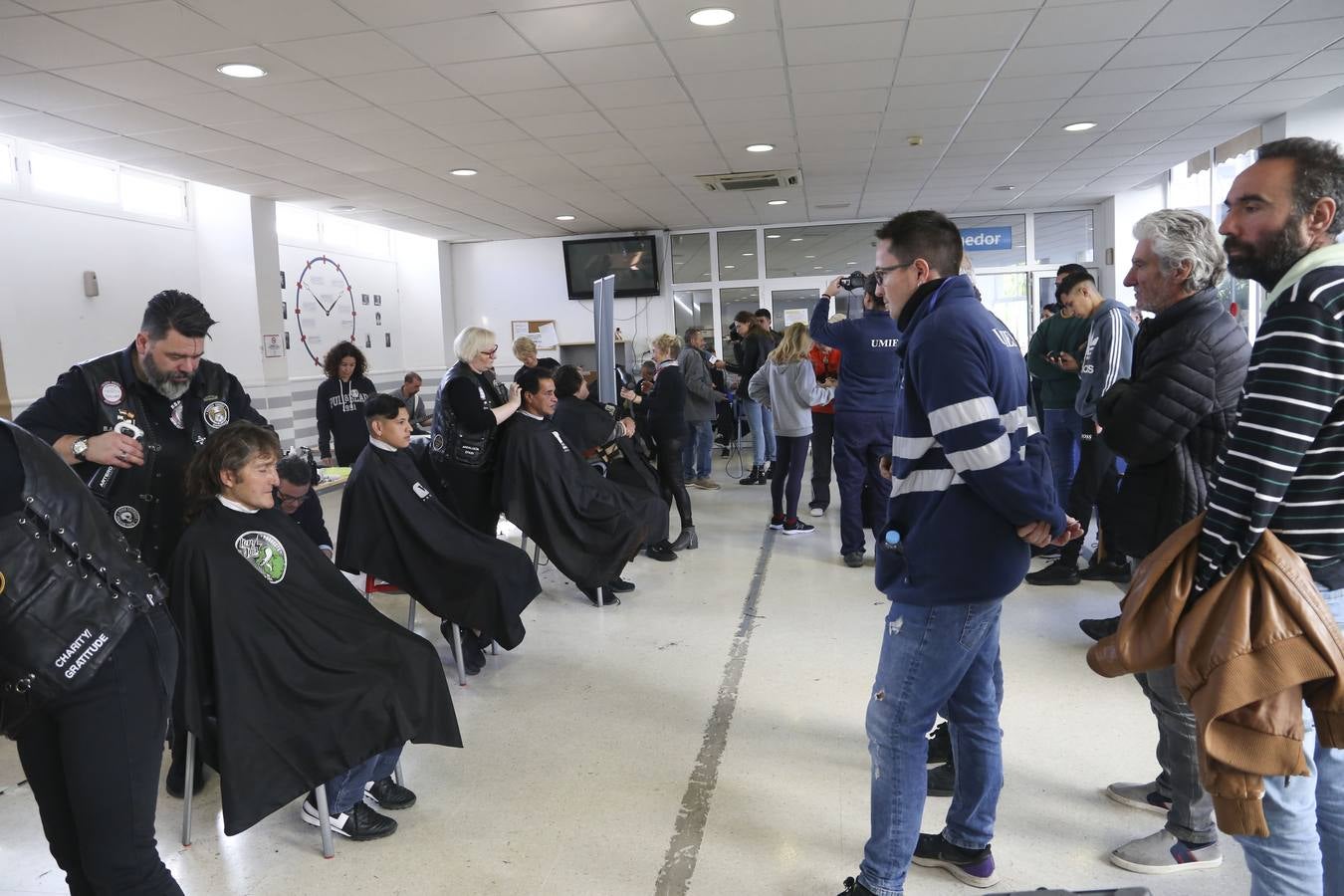 Cortes de pelo solidario en el centro de acogida municipal