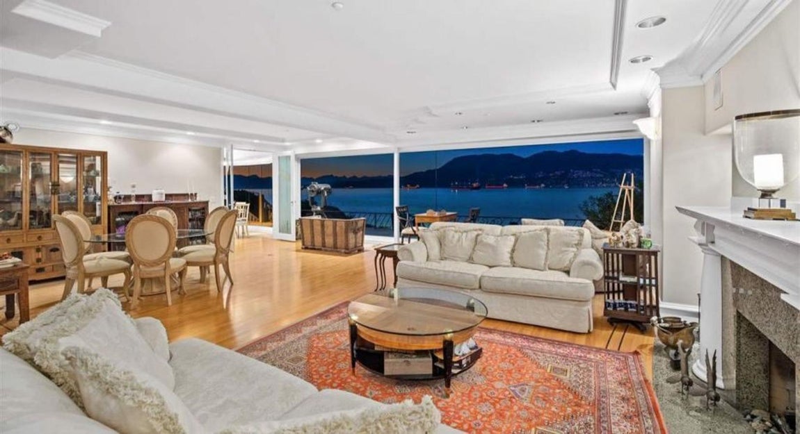 Diáfana y contemporánea. La vivienda de 631 m2 que probablemente se convierta en la nueva casa de Meghan Markle y el príncipe Harry se caracteriza por sus techos altos y los paneles acristalados que la aislan del frío a la vez que la comunican con el exterior. El paisaje ofrece vistas al océano desde una de las alas de la casa. En la opuesta dibuja los relieves de las montañas