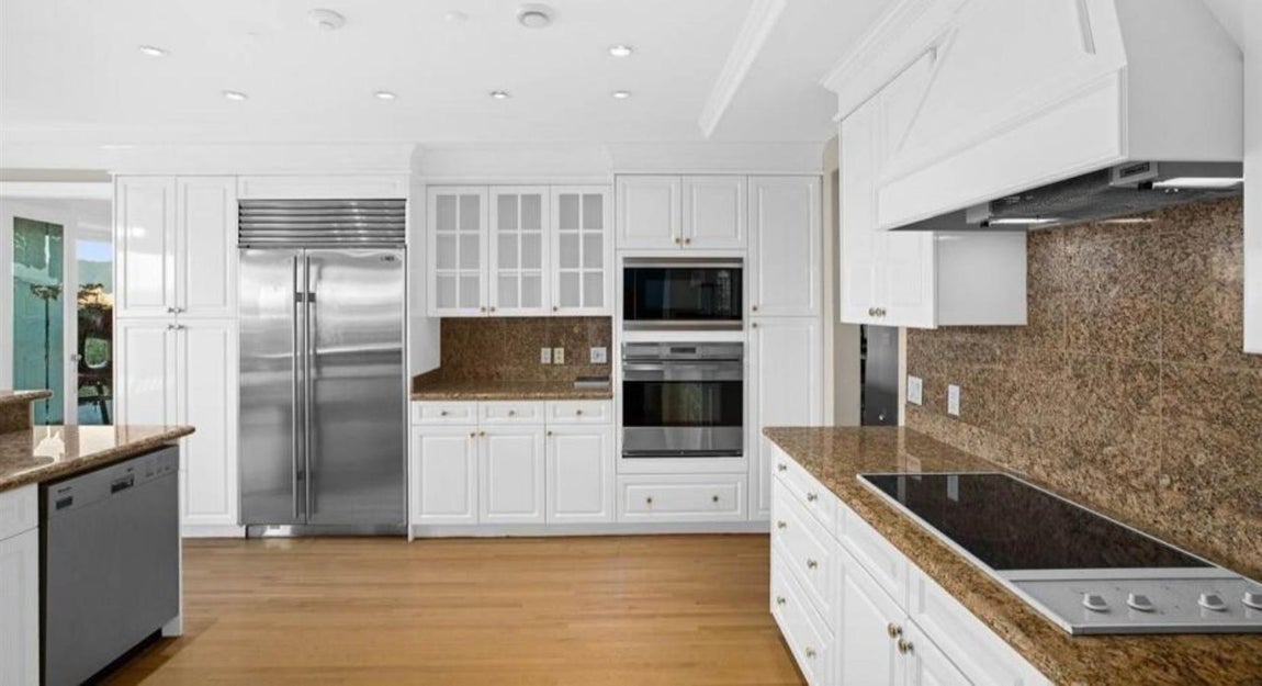 Equipada de lujo. La casa distribuye sus espacios en varias plantas, cada una de ellas sigue la tendencia actual de eliminar tabiques y crear espacios diáfanos que invitan a la paz y a la convivencia. Las zonas comunes están comunicadas entre sí, pero al tratarse de grandes estancias la distribución permite a cada una cierta independencia de su predecesora. No hay paredes, pero sí soluciones arquitectonicas y composiciones. La vivienda se vende amueblada y equipada con electrodomésticos y tecnología puntera, domótica y muebles de diseño hechos a medida