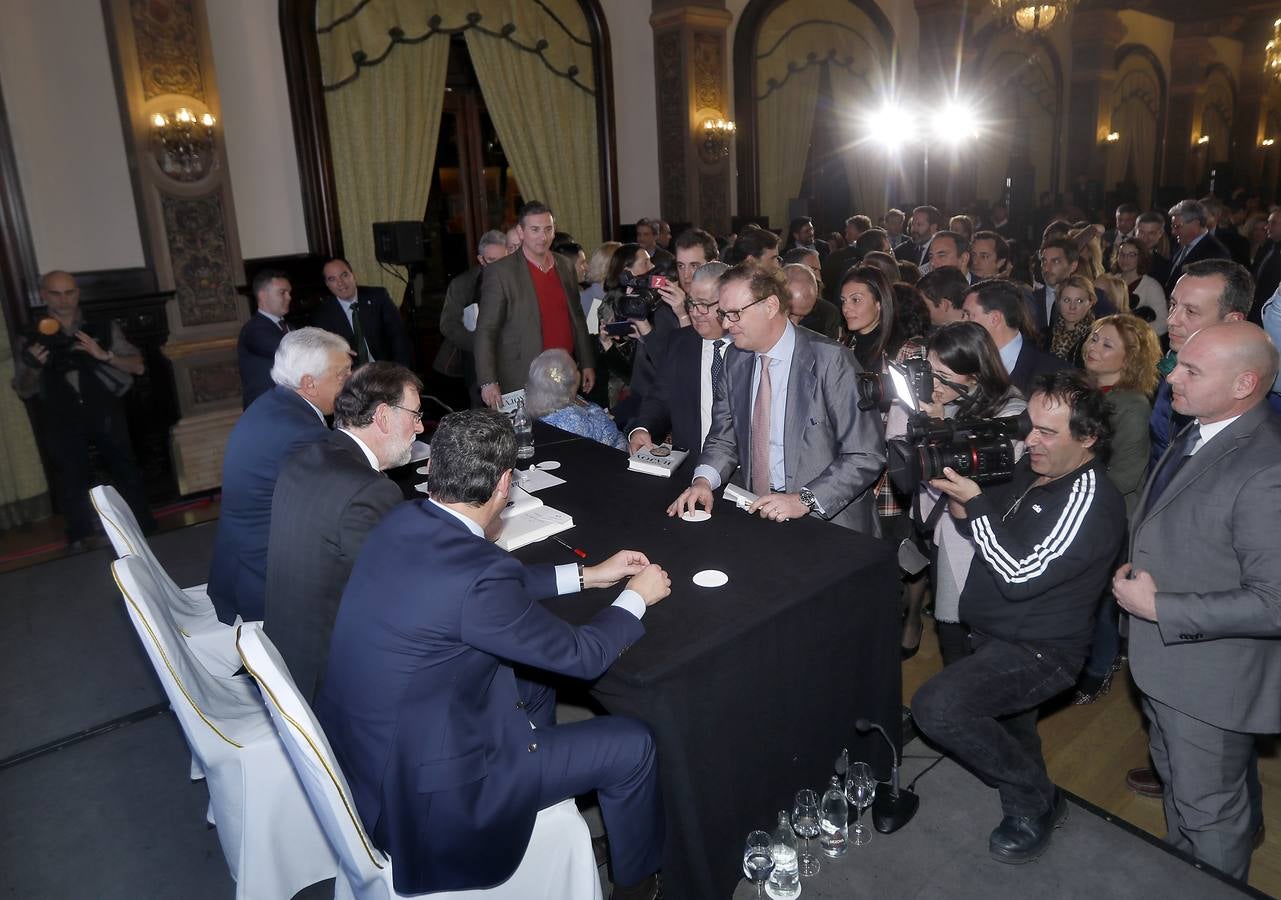 En imágenes, Rajoy presenta su libro «Una España mejor» en Sevilla