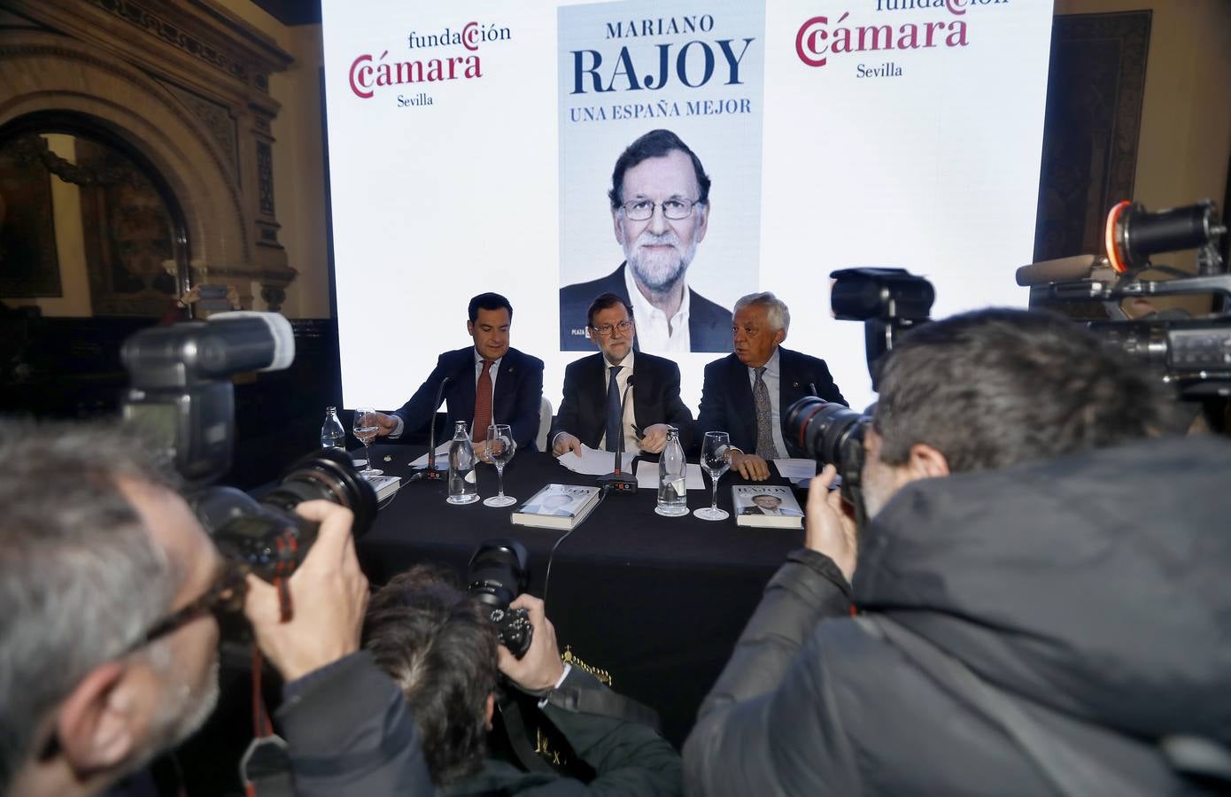 En imágenes, Rajoy presenta su libro «Una España mejor» en Sevilla