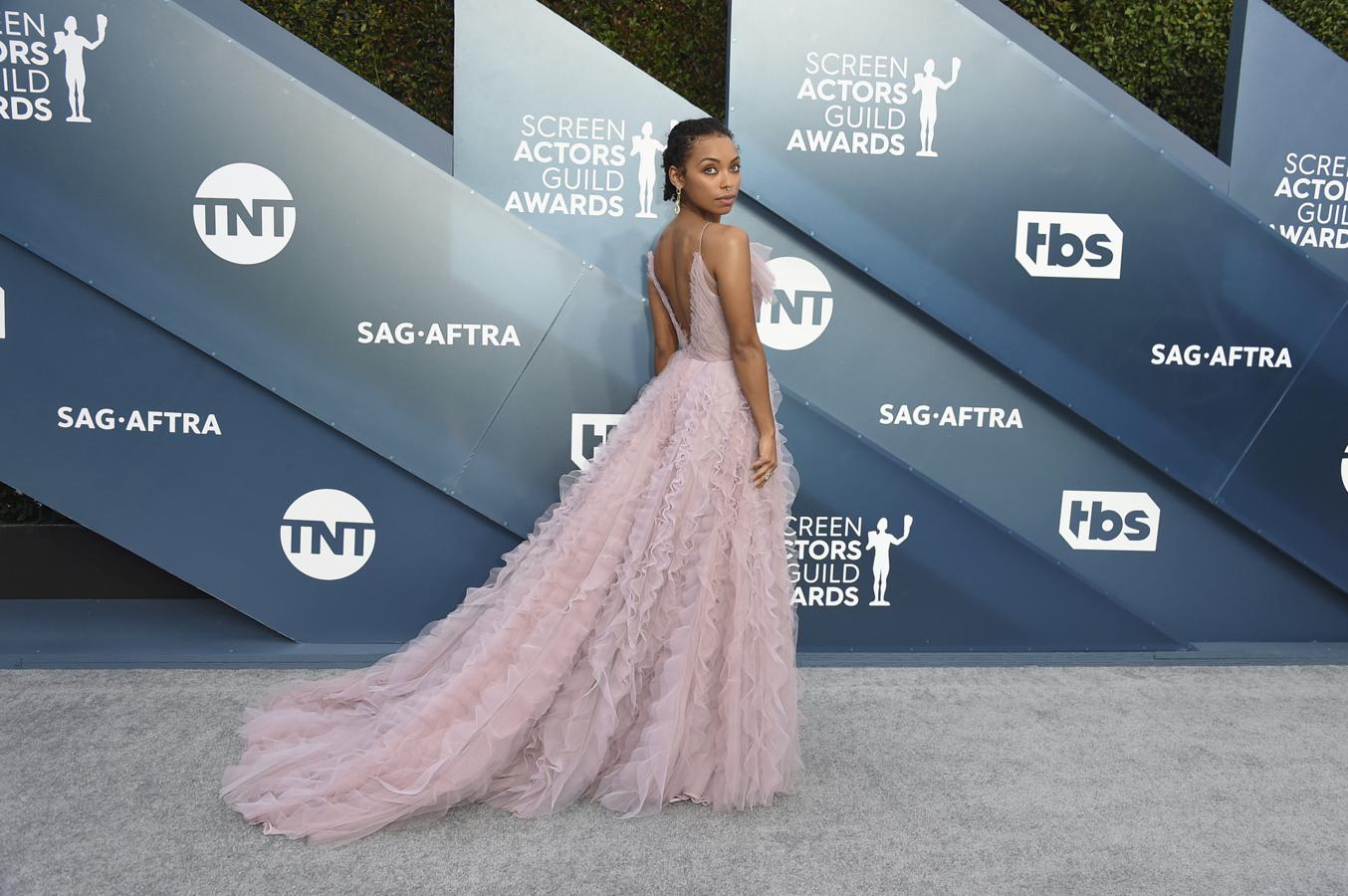 Nunca falla un vestido de estilo romántico en color rosa empolvado, como este de Logan Browning. 