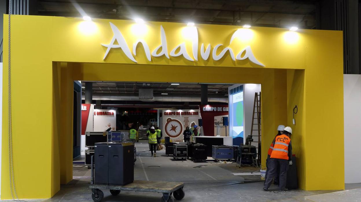 Últimando detalles en los expositores de Andalucía y Sevilla en Fitur