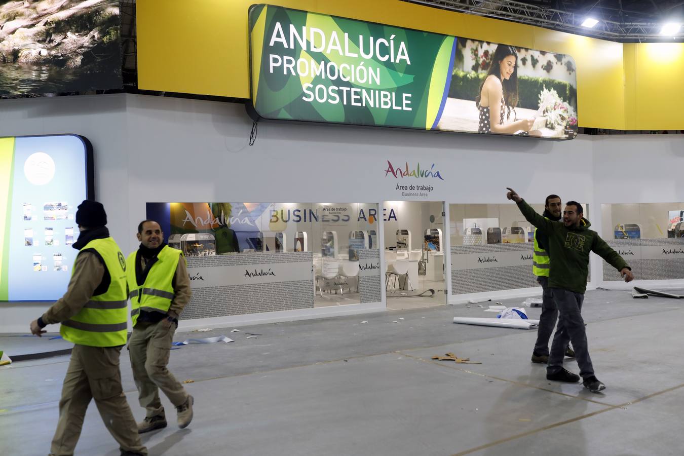 Últimando detalles en los expositores de Andalucía y Sevilla en Fitur