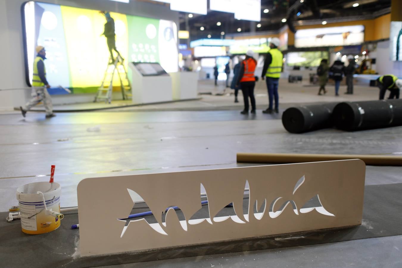 Últimando detalles en los expositores de Andalucía y Sevilla en Fitur